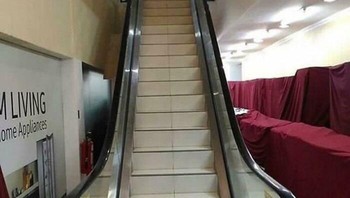 Awas tertipu, ini bukan eskalator tapi ternyata tangga manual. Foto: Boredpanda