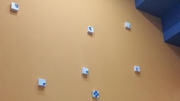 Jam dinding ini entah bagaimana cara kerjanya. Foto: Boredpanda