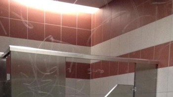 Pintu setengah biar bisa saling memantau. Foto: Boredpanda