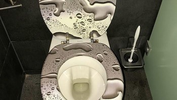 Niatnya mau terlihat keren pake stiker, tapi bikin geli yang mau pakai kloset ini Foto: Boredpanda