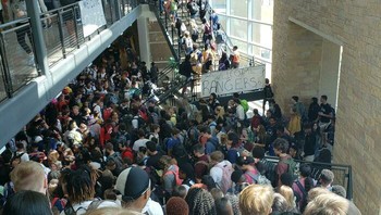 Desain tata letak sekolah yang salah jadi bikin semua murid menumpuk. Foto: Boredpanda