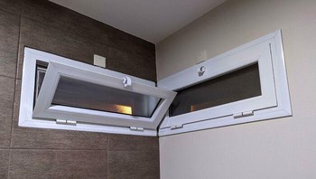 Dua jendela yang entah fungsinya buat apa. Foto: Boredpanda