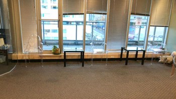 Bangkunya di mana ya? Oh ternyata dia transparan. Foto: Boredpanda