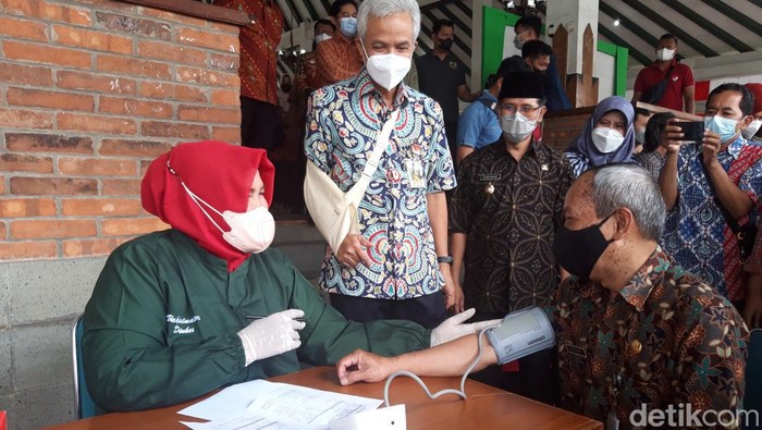 Gubernur Jateng Ganjar Pranowo meninjau vaksinasi di Boyolali, Jumat (18/2/2022).