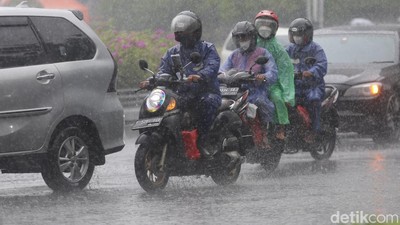 BMKG Prediksi Cuaca Ekstrem Hingga Akhir Pekan