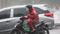 Cuaca ekstrem itu dipicu oleh peningkatan aktivitas dinamika atmosfer seperti aktifnya Madden Julian Oscillation (MJO) yang saat ini berada pada fase 3 di sekitar Samudera Hindia.  