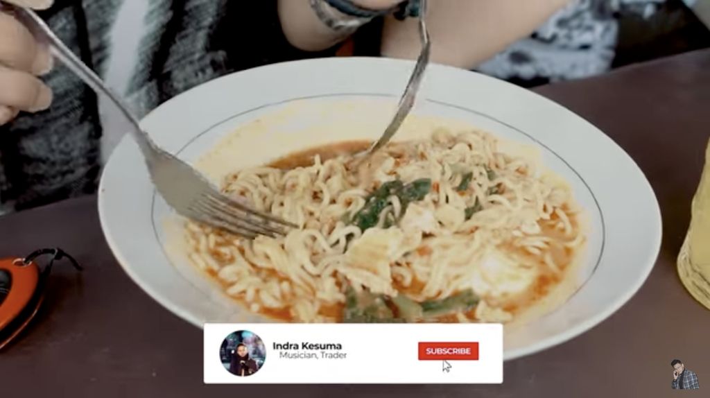 Indra Kenz Doyan Indomie Bangladesh, Punya Langganan di Pinggir Jalan!