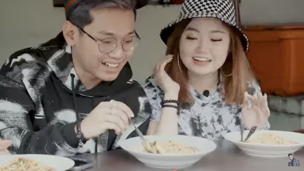 Indra Kenz Doyan Indomie Bangladesh, Punya Langganan di Pinggir Jalan!