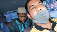 Kapolsek Pesanggaran AKP Subandi langsung memasang borgol ke tangan terduga pelaku. Ketika itu, AKP Subandi dibantu oleh anggotanya yang sama-sama berpakaian olahraga.