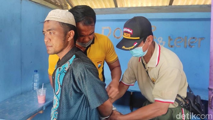 Pelaku pembacokan KH Affandi Musyafa ditangkap polisi. Pelaku tak lain santri yang baru masuk ke ponpes yang diasuh Kiai Affandi Musyafa, PP Miftahul Hidayah.