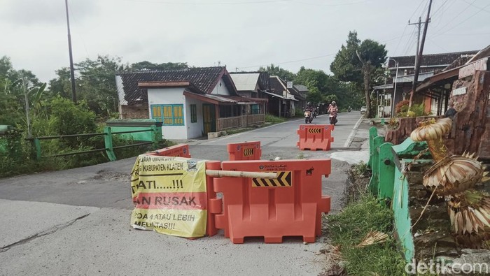 Jembatan Jalan Lingkar Delanggu Klaten yang rusak, Jumat (18/2/2022).