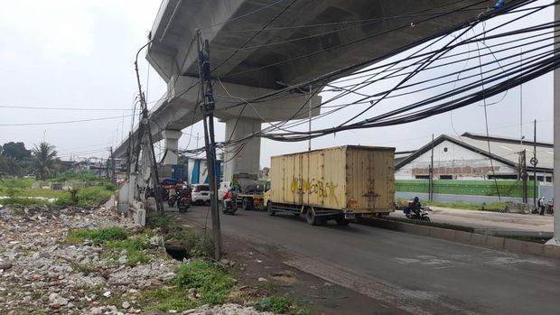 Kabel semrawut di Jl Raya Bekasi, Cakung, Jakarta Timur telah dirapikan.