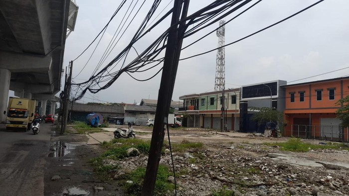 Kabel semrawut di Jl Raya Bekasi, Cakung, Jakarta Timur telah dirapikan.