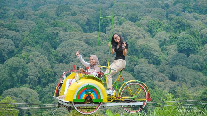 Spot Photo Fillage Becak berasa di atas langit dengan naik becak