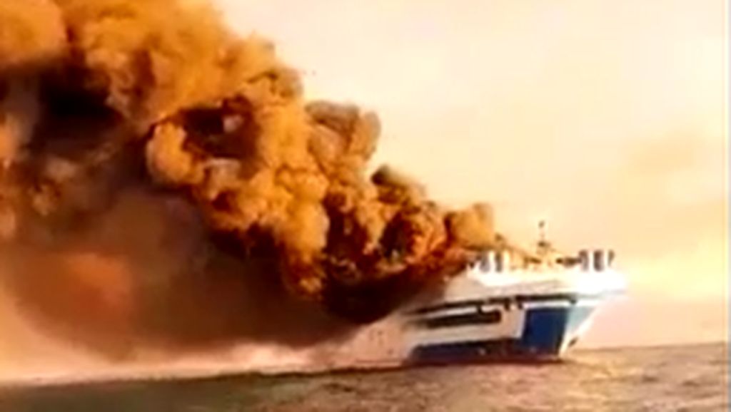 Momen Mencekam Kapal Feri Italia Terbakar di Perairan Yunani