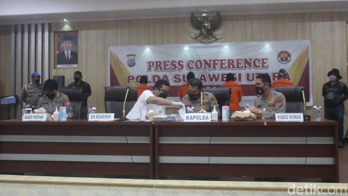 Kapolda Irjen Mulyatno didampingi Kabid Humas Polda Sulut Kombes Jules Abraham Abast, Dirkrimum Kombes Gani F Siahaan dan Kabid Propam Polda Sulut, Kombes Marlien Tawas, saat melakukan press conference, di Mapolda Sulut, Jumat (18/2/2022).