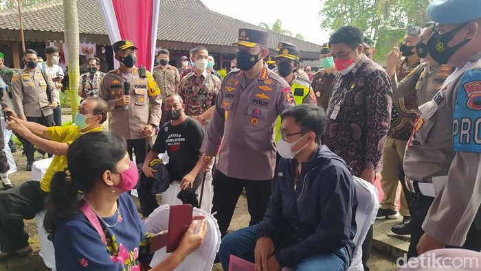 Kapolri Jenderal Listyo Sigit Prabowo meninjau pelaksanaan vaksinasi serentak di Museum Karmawibhangga kompleks Taman Wisata Candi Borobudur, Jumat (18/2/2022).