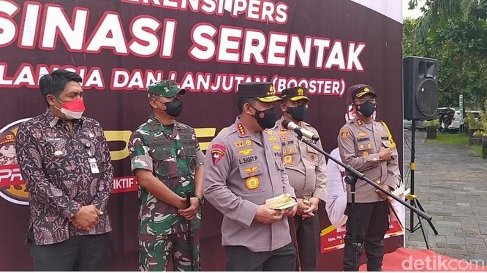 Kapolri Jenderal Listyo Sigit Prabowo meninjau pelaksanaan vaksinasi serentak di Museum Karmawibhangga kompleks Taman Wisata Candi Borobudur, Jumat (18/2/2022).