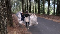 Petani pulang dari hutan di kawasan Pabangbon, Bogor, Sabtu (12/2/2022).  Setiap langkah petani merupakan ikhtiar paling jujur. (Ari Saputra/detikcom)