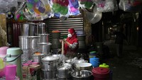 Pedagang kelontong menunggu pelanggan di Tangerang, Indonesia, Rabu, (16/2/2022). Pekerjaan yang dilakukan setiap hari dan sangat terpengaruh gejolak pasar maupun perilaku konsumen tersebut memerlukan kesabaran dan ketelatenan. (AP Photo/Tatan Syuflana)
