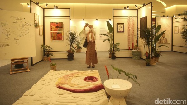 Pameran ini diselenggarakan di Pacific Place, Jakarta. Pameran ini untuk mematahkan stigma sosial dan menghadapi tabu budaya di sekitar perempuan dan transpuan melalui seni. Kesetaraan hak dan kesempatan bagi perempuan, norma-norma sosial dan budaya cenderung menghalangi perempuan untuk mewujudkan impian mereka. Pameran ini diselenggarakan di Pacific Place, Jakarta. Pameran ini untuk mematahkan stigma sosial dan menghadapi tabu budaya di sekitar perempuan dan transpuan melalui seni. Kesetaraan hak dan kesempatan bagi perempuan, norma-norma sosial dan budaya cenderung menghalangi perempuan untuk mewujudkan impian mereka.