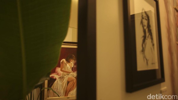 Pameran ini juga merekam perempuan yang mengalami baby blues, perceraian berat, perubahan bentuk tubuh yang drastis setelah melahirkan, perempuan yang dilecehkan, kehilangan hak hingga perempuan yang telah dicabut hak reproduksinya sepihak. Pameran ini juga merekam perempuan yang mengalami baby blues, perceraian berat, perubahan bentuk tubuh yang drastis setelah melahirkan, perempuan yang dilecehkan, kehilangan hak hingga perempuan yang telah dicabut hak reproduksinya sepihak.
