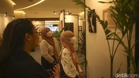 Meski begitu tidak semua karya menceritakan tentang kanker payudara, ada pula yang menceritakan kegelisahannya.