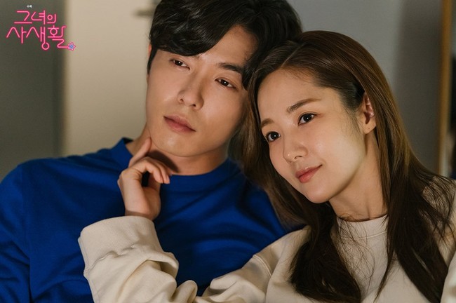 Tak kalah romantis, Park Min Young dipasangkan dengan Kim Jae Wook dalam drama Korea Her Private Life. Diadaptasi dari novel populer, drama ini mengikuti kisah cinta pegawai museum yang terlibat cinta lokasi. Foto: dok. tvN