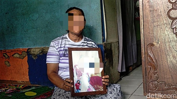 LA (48) ibu dari salah seorang wanita korban perdagangan manusia di Papua