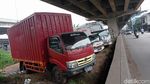 Lahan di Kolong Tol Becakayu Jadi Tempat Parkir Liar