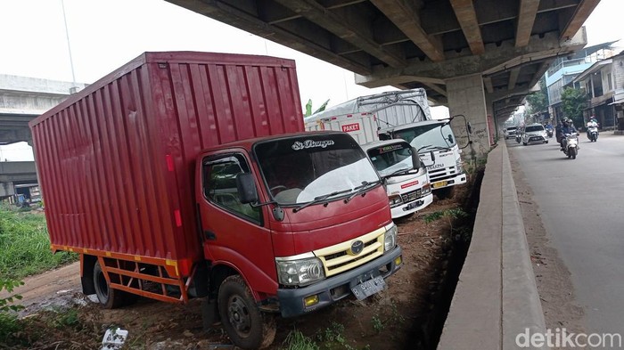 Sejumlah kendaraan milik warga yang parkir di kolong jalan tol Becakayu di Kalimalang kawasan Caman, Kota Bekasi, Jawa Barat, Jumat (18/2/2022).