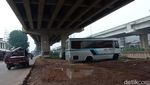 Lahan di Kolong Tol Becakayu Jadi Tempat Parkir Liar