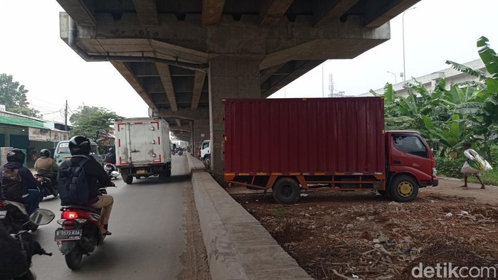 Sejumlah kendaraan milik warga yang parkir di kolong jalan tol Becakayu di Kalimalang kawasan Caman, Kota Bekasi, Jawa Barat, Jumat (18/2/2022).