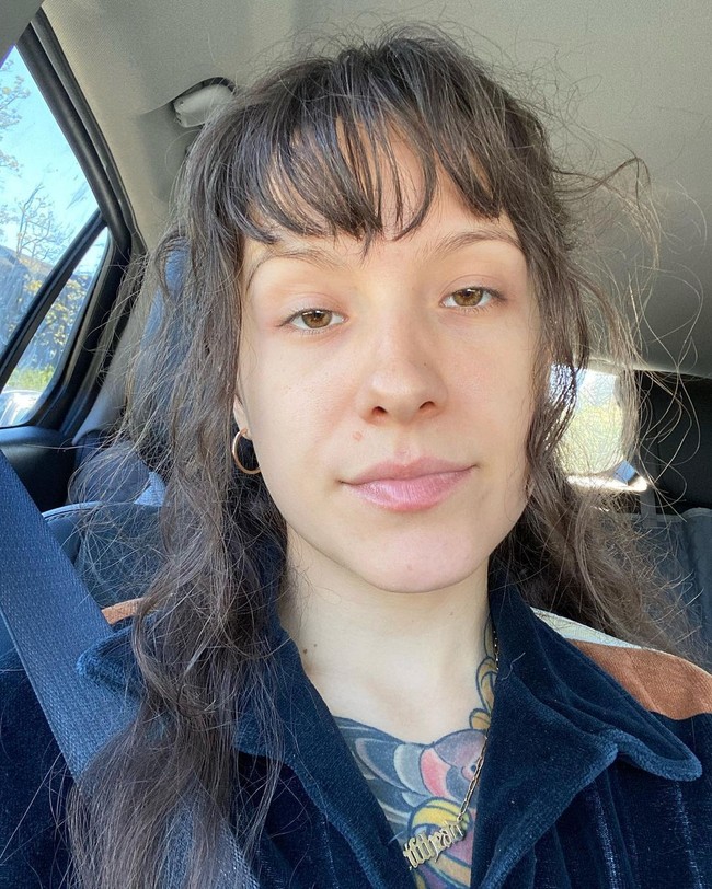 Ketika dipamerkan di media sosial, kebiasaannya itu mendapat beragam komentar. Banyak orang menganggap hal itu tidak higienis tapi tak sedikit yang memuji rambutnya. Laura sendiri mengaku kini lebih sehat baik untuk rambut dan kesehatan mentalnya.Foto: Instagram @veggieshredder