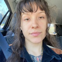 Ketika dipamerkan di media sosial, kebiasaannya itu mendapat beragam komentar. Banyak orang menganggap hal itu tidak higienis tapi tak sedikit yang memuji rambutnya. Laura sendiri mengaku kini lebih sehat baik untuk rambut dan kesehatan mentalnya.Foto: Instagram @veggieshredder