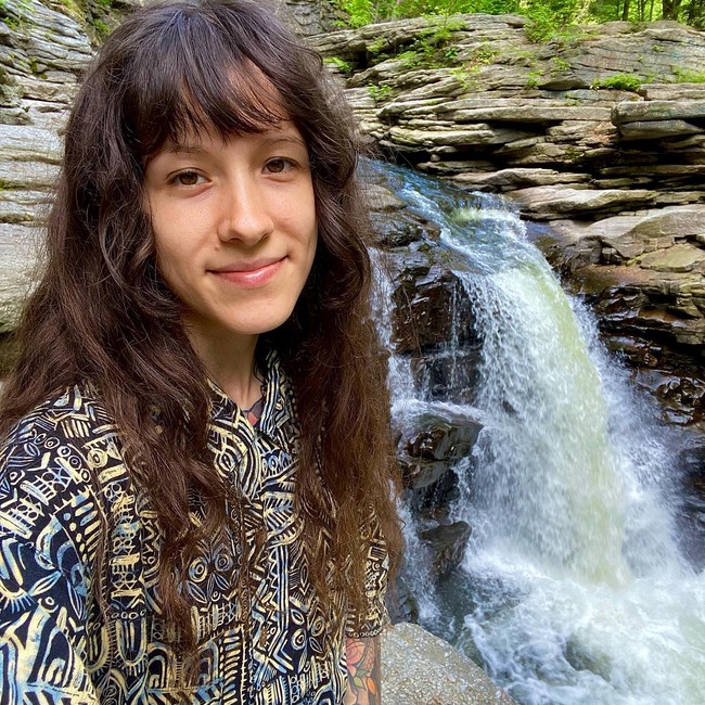 Postingan Laura Ashley baru-baru ini viral karena menyebut ia tidak makan daging, produk olahan daging juga tidak keramas atau memakai alat pengering. Tapi hal tersebut tidak membuatnya terlihat lusuh malah banyak orang memuji rambutnya yang panjang dan ikal.Foto: Instagram @veggieshredder