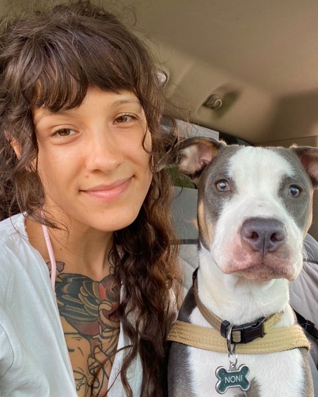 Selain dengan menghindari sampo, Laura mengatakan jika kesehatan rambutnya juga jadi lebih baik karena diet vegan. Laura mengakui menjadi vegetarian memang tidak ada hubungannya dengan sampo tapi ia ingin lebih organik. Menjalani raw vegan, semua yang aku makan adalah buah dan sayuran jadi tidak ada banyak sampah yang dikeluarkan tubuhku. Aku makan sangat bersih jadi tidak akan penumpukan atau minyak. Aku tidak pakai sampo atau kondisioner tapi aku juga tidak mengeringkan rambutku (dengan alat). Aku tidak pakai krim tekstur, gel atau mousse juga, tuturnya.Foto: Instagram @veggieshredder