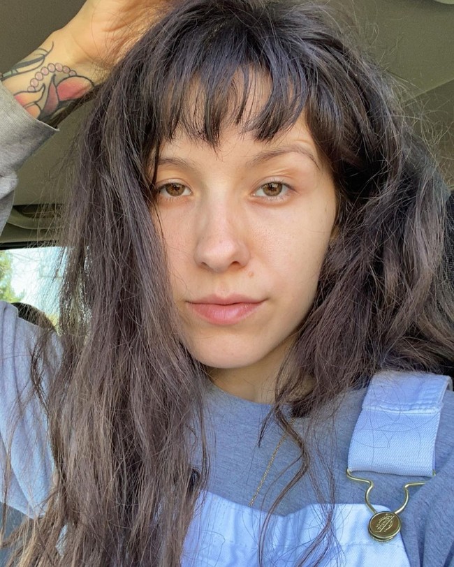 Laura menerapkan metode no poo yakni gerakan untuk tidak menggunakan sampo yang menjadi bagian dari gaya hidup raw vegan-nya. Ia tetap mencuci rambut secara rutin tapi tidak untuk menggunakan sampo melainkan bahan-bahan alami seperti air, cuka apel, atau baking soda. Dikatakan jika teknik itu juga membuat rambut dan kulit kepala lebih sehat karena terhindar dari bahan kimia. Laura sendiri tidak ingin pakai sampo karena terlalu banyak bahan yang tidak dikenal terkandung di dalamnya. Laura pun menganggap jika sampo tidak dibutuhkan.Foto: Instagram @veggieshredder