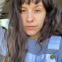 Laura menerapkan metode no poo yakni gerakan untuk tidak menggunakan sampo yang menjadi bagian dari gaya hidup raw vegan-nya. Ia tetap mencuci rambut secara rutin tapi tidak untuk menggunakan sampo melainkan bahan-bahan alami seperti air, cuka apel, atau baking soda. Dikatakan jika teknik itu juga membuat rambut dan kulit kepala lebih sehat karena terhindar dari bahan kimia. Laura sendiri tidak ingin pakai sampo karena terlalu banyak bahan yang tidak dikenal terkandung di dalamnya. Laura pun menganggap jika sampo tidak dibutuhkan.Foto: Instagram @veggieshredder