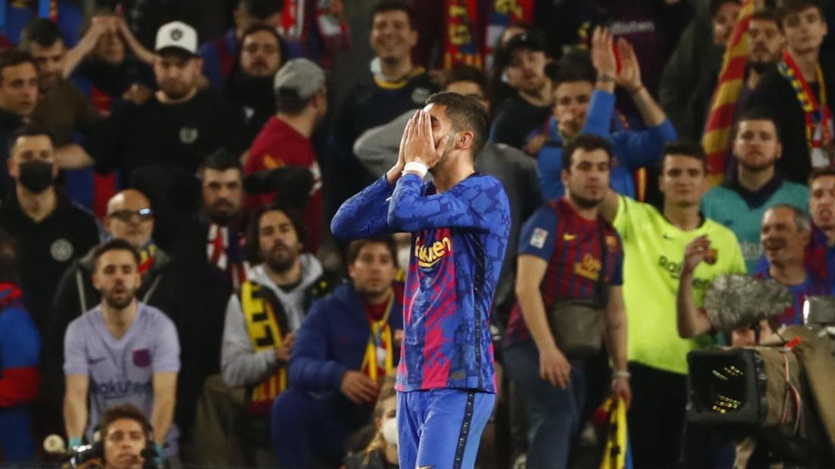 Xavi Hernandez membela Ferran Torres yang buang-buang peluang saat Barcelona vs Napoli (Foto: AP/Joan Monfort)