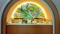 Fasilitas ini menawarkan permainan video yang menyenangkan, minum dan makanan ringan, area tempat duduk yang nyaman, Wi-Fi gratis, dan kamar kecil khusus anak-anak.