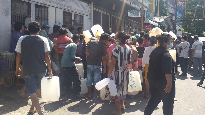 Masyarakat di Sibolga rela antre berdesakan demi minyak goreng