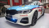 Kendaraan listrik BMW 330e M Sport akan menjadi Safety Car MGPA khusus untuk Pertamina Mandalika International Street Circuit. 