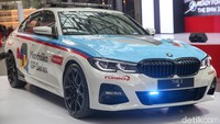 Ini tampang BMW 330e M Sport yang menjadi Safety Car untuk gelaran MotoGP Indonesia. Safety Car ini nantinya akan membantu berlangsungnya ‘Pertamina Grand Prix of Indonesia’ tanggal 18-20 Maret 2022.