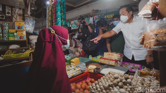 Mendag M Lutfi bersama Wali Kota Makassar Danny Pomanto melakukan sidak minyak goreng di 3 pasar di Makassar. (Ibnu/detikcom)