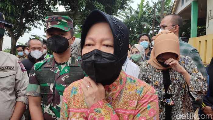 Mensos, Tri Rismaharini meninjau lokasi banjir di Perumahan Vila Nusa Indah 1 dan 2 Gunung Putri, Kabupaten Bogor. Dia datang meninjau dua titik lokasi banjir. (Rizky AM/detikcom)