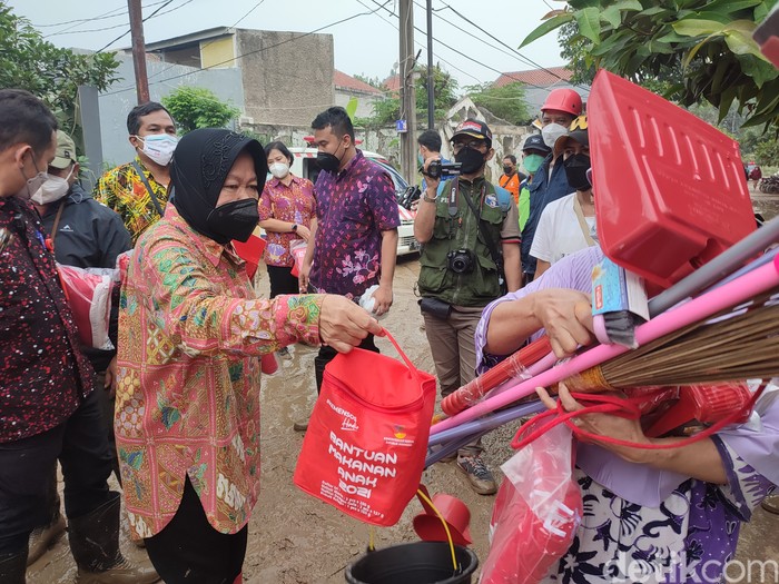 Mensos, Tri Rismaharini meninjau lokasi banjir di Perumahan Vila Nusa Indah 1 dan 2 Gunung Putri, Kabupaten Bogor. Dia datang meninjau dua titik lokasi banjir. (Rizky AM/detikcom)