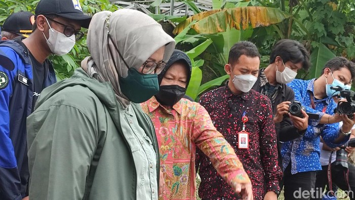 Mensos Tri Rismaharini (Risma) meninjau lokasi banjir di Gunung Putri, Kabupaten Bogor. Risma sempat memberi saran kepada Bupati Bogor, Ade Yasin. (Rizky AM/detikcom)