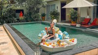 Yang paling banyak adalah momennya saat menikmati kuliner. Seperti pada saat floating breakfast ini, Millen menikmati buah-buahan segar. Foto: Instagram @millencyrus