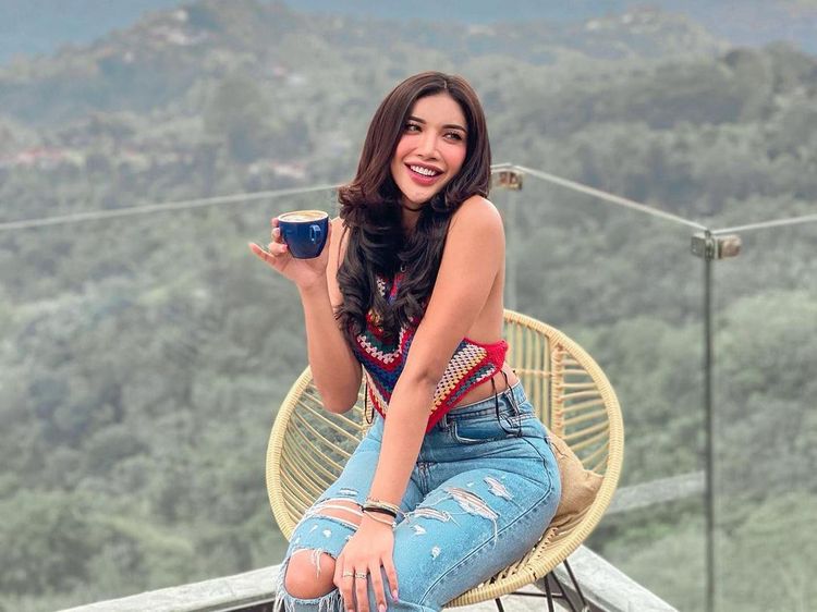 Pose Keren Millen Cyrus saat Ngopi di Kafe Instagenik